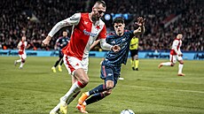 Tomá Chorý se snaí probít se defenzivou Arsenalu.