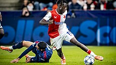 Slávista Sanyang prochází pes obránce Arsenalu.