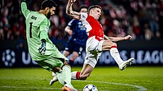 Branká Arsenalu Raya se chystá odkopnout mí ped dotírajícím Doudrou.