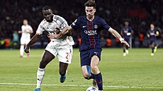 Fabian Ruiz z PSG (vpravo) vede mí� p�ed Dayotem Upamecanem z Bayernu.
