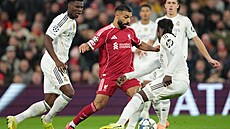 Salah z Liverpoolu prochází obranou Realu Madrid.