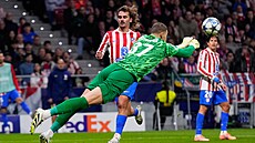 Branká� Royale belgického Royale Union Scherpen odehrává mí� p�ed Griezmannem z...