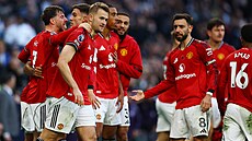 Obránce Matthijs de Ligt z Manchesteru United slaví se spoluhrái vyrovnávací...