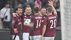 Spar�an�tí fotbalisté se radují z gólu, který vst�elil Jan Kuchta, ale nakonec...