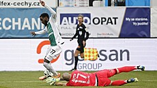 Jablonecký Alexis Alegue se snaí obejít brankáe Stanislava Dostála ze Zlína.