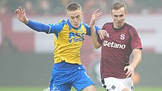 Spar�anský zálo�ník Sivert Mannsverk (vpravo) se sna�í nenechat projít Mat�je...