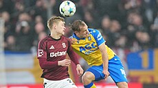 Spar�anský stoper Filip Panák v hlavi�kovém souboji s Mat�jem Pulkrabem z Teplic