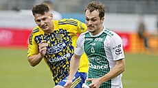 Jablonecký Matj Polidar proniká s míem okolo Mariána Piuly ze Zlína.