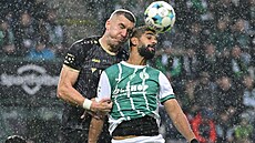 Útoník Júsuf Hilál z Bohemians v hlavikovém souboji s Tomáem Petrákem z...
