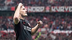 Úto�ník Patrik Schick z Leverkusenu se raduje ze svého gólu.