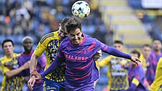 Zálo�ník Ale� �ermák z Bohemians (vp�edu) a Marián Pi�oja ze Zlína