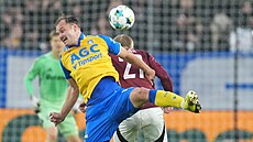 Teplický útoník Matj Pulkrab v hlavikovém souboji s Filipem Panákem ze Sparty