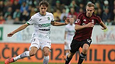 Karvinský Alexandr Buek s míem ped Sivertem Mannsverkem ze Sparty