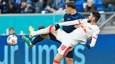 Obránce Robin Hrabá� z Hoffenheimu (vzadu) se p�etla�uje s Romulem z Lipska.