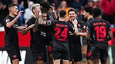 Fotbalisté Leverkusenu s Patrikem Schickem (vlevo) se radují z gólu.