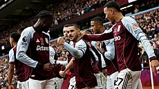 Fotbalisté Aston Villy se radují z gólu, který vstelil Emi Buendia.