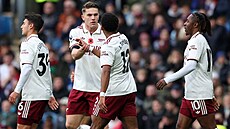 Úto�ník Viktor Gyökeres z Arsenalu slaví se spoluhrá�i vst�elený gól.