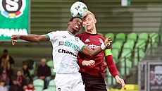 Karvinský útoník Abdallah Gning v hlavikovém souboji se stoperem Filipem...