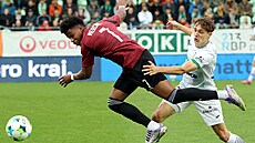 Sparanský kídelník John Mercado se snaí obejít karvinského Alexandra Buka.