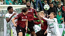 Souboj fotbalist Karviné a Sparty ped domácí brankou po dlouhém rohu host