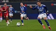 Olomoucký úto�ník Daniel Va�ulín si zpracovává mí� v utkání proti Pardubicím.