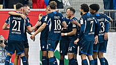 Fotbalisté Hoffenheimu se radují z gólu, slaví také obránce Vladimír Coufal.