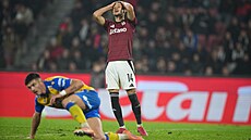 Spar�anský k�ídelník Veljko Birman�evi� se dr�í za hlavu v utkání proti...