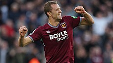 Zálo�ník Tomá� Sou�ek z West Hamu se raduje ze svého gólu.