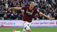 Záloník Tomá Souek z West Hamu se raduje ze svého gólu.