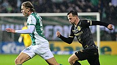 Vasil Sinjavskij z Bohemians s mí�em p�ed Vladimírem Daridou z Hradce Králové