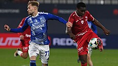 Olomoucký zálo�ník Artur Dol�nikov (vlevo) a Ryan Mahuta z Pardubic