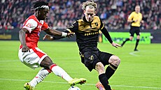 Slávista David Moses (vlevo) si zasekává mí ped Davidem Plankou z Baníku.
