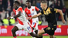 Slávistický kídelník Youssoupha Sanyang se s míem snaí uniknout Ondeji...