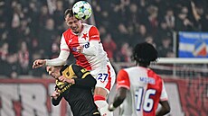 Slávistický obránce Tomá Vlek hlavikuje v utkání proti Baníku.