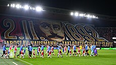 Choreo slávistických fanouk pi nástupu obou tým na hit