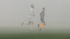 Hustý dým v úvodu utkání mezi Plzní a Slavií. Utkání muselo být p�eru�eno.