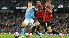 Phil Foden z Manchesteru City proniká mezi hrá�i Bournemouthu.