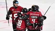 Sparantí hokejisté se radují z gólu Pavla Kousala.