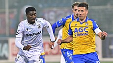 Plzeský útoník Rafiu Durosinmi obchází Lukáe Mareka z Teplic.