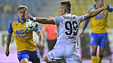 Plzeský Amar Memi si zpracovává mí v utkání proti Teplicím.
