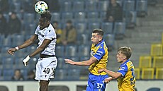Plzeský stoper Sampson Dweh hlavikuje v utkání proti Teplicím.