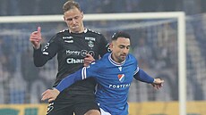 Ostravský obránce Eldar �ehi� si kryje mí� p�ed Davidem Pu�ká�em z Jablonce.