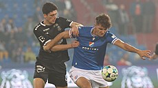 Jablonecký obránce Renato Pantalon (vlevo) se sna�í zastavit Jakuba Piru z...