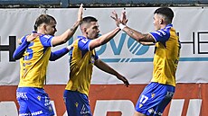 Teplití fotbalisté se radují z gólu v utkání proti Plzni.