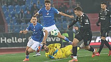 Ostrav�tí Ji�í Boula (vlevo) a Jakub Pira p�ed branká�em Janem Hanu�em a...