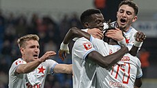 Slávisté se radují z gólu, který vstelil Youssoupha Sanyang.