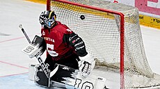 Spar�anský branká� Jakub Ková� ze Sparty inkasuje gól.