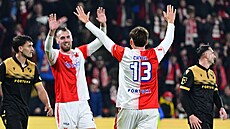 Slávistický úto�ník Mojmír Chytil slaví sv�j gól proti Baníku se spoluhrá�em...