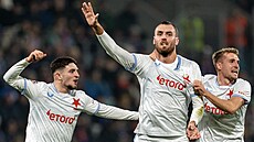 Slávistický útoník Tomá Chorý slaví se spoluhrái svj gól proti Plzni.