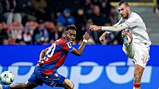 Slávistický útoník Tomá Chorý stílí gól okolo Sampsona Dweha z Plzn.